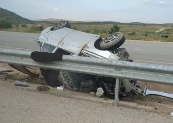 Takla atan araçtan yaralı olarak kurtuldu