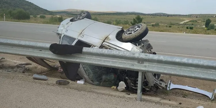 Takla atan araçtan yaralı olarak kurtuldu