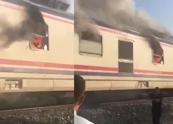 Yolcu trenin vagonu alev aldı