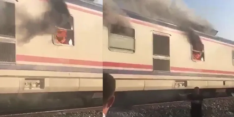 Yolcu trenin vagonu alev aldı