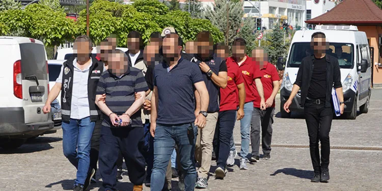 Milyonluk vurgun sonrası metruk binada saklandılar