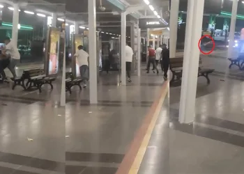 Bursa’da stasyonda yumruklar havada uçuştu