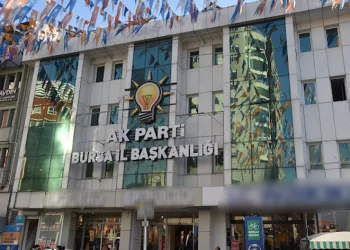 İYİ Partili milletvekillerinden benzin zammına tepki