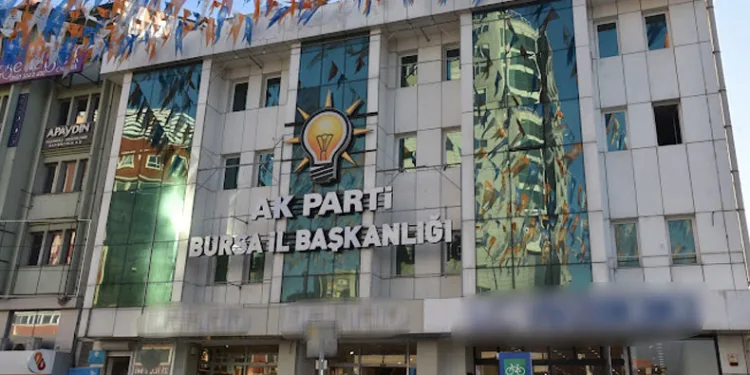 İYİ Partili milletvekillerinden benzin zammına tepki