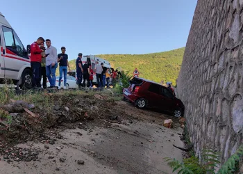 Servis minibüsü otomobile çarptı
