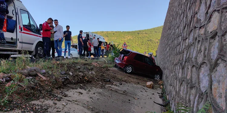 Servis minibüsü otomobile çarptı