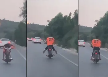 Motosikleti yatarak kullandı