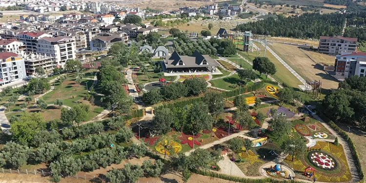 Macera Bursa, rengarenk çiçeklerle doldu