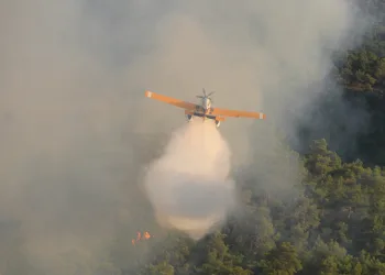 Kemer’deki orman yangınına havadan müdahale