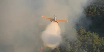 Kemer’deki orman yangınına havadan müdahale