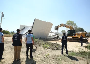 Nilüfer’de iki kaçak yapı daha yıkıldı