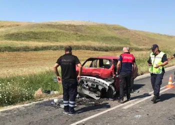 İki otomobil kafa kafaya çarpıştı