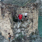 15 Temmuz anısına kaleye Türk bayrağı asıldı
