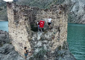15 Temmuz anısına kaleye Türk bayrağı asıldı