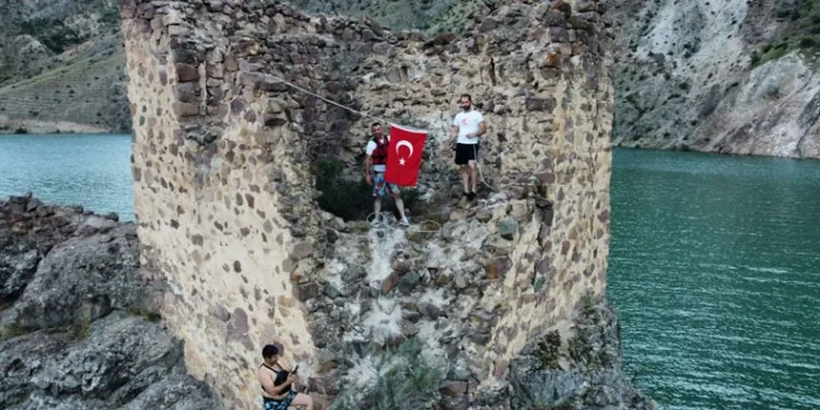 15 Temmuz anısına kaleye Türk bayrağı asıldı
