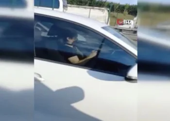 Direksiyon başında örgü ördü