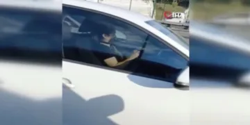 Direksiyon başında örgü ördü