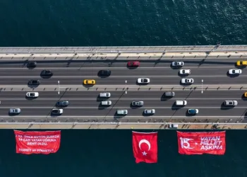 15 Temmuz Şehitler Köprüsü’ne dev Türk bayrağı asıldı