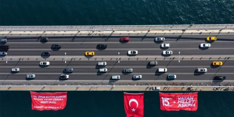 15 Temmuz Şehitler Köprüsü’ne dev Türk bayrağı asıldı