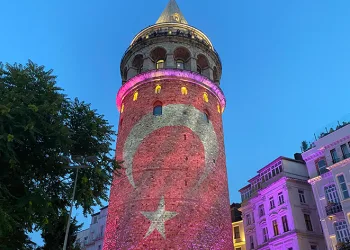15 Temmuz şehitlerinin fotoğrafı Galata Kulesi’ne yansıtıldı