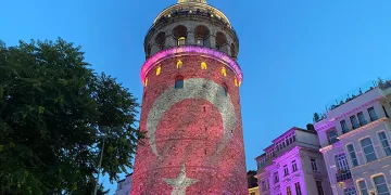 15 Temmuz şehitlerinin fotoğrafı Galata Kulesi’ne yansıtıldı