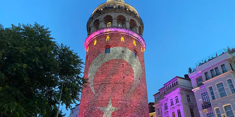 15 Temmuz şehitlerinin fotoğrafı Galata Kulesi’ne yansıtıldı