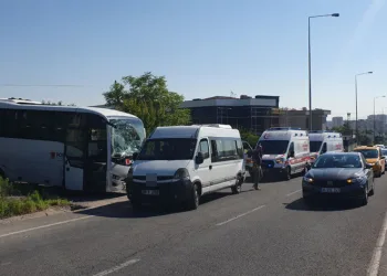 Servisler çarpıştı işçiler yaralandı
