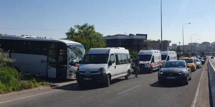 Servisler çarpıştı işçiler yaralandı