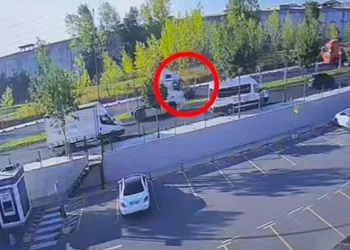 Tırın otomobili karşı şeride attığı kaza