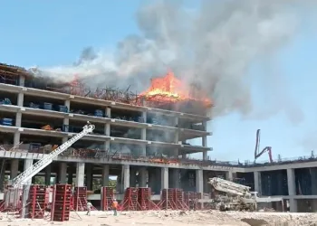 Otel inşaatında yangın, devreye helikopter girdi