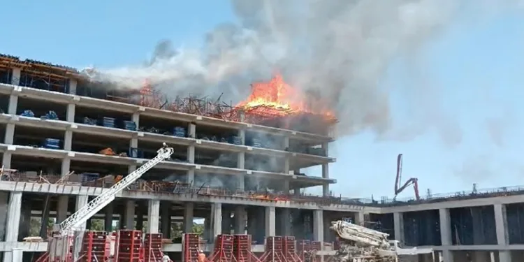 Otel inşaatında yangın, devreye helikopter girdi