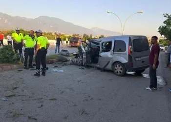 Polis aracıyla otomobil çarpıştı