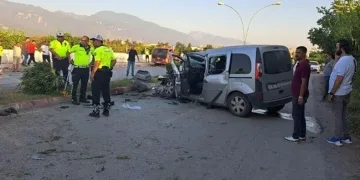 Polis aracıyla otomobil çarpıştı