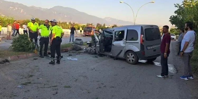 Polis aracıyla otomobil çarpıştı