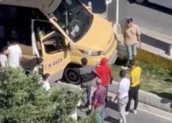 Sinir krizi geçirip minibüsün direksiyonunu kırdı