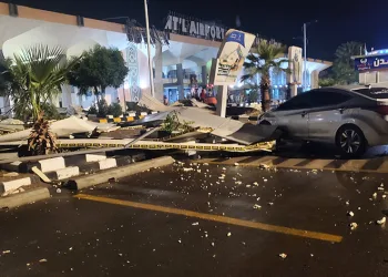 Fırtınada terminalin camları patladı