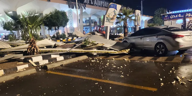 Fırtınada terminalin camları patladı
