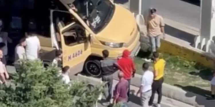 Sinir krizi geçirip minibüsün direksiyonunu kırdı