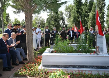 Bursa’daki şehitliklerde duygusal anma
