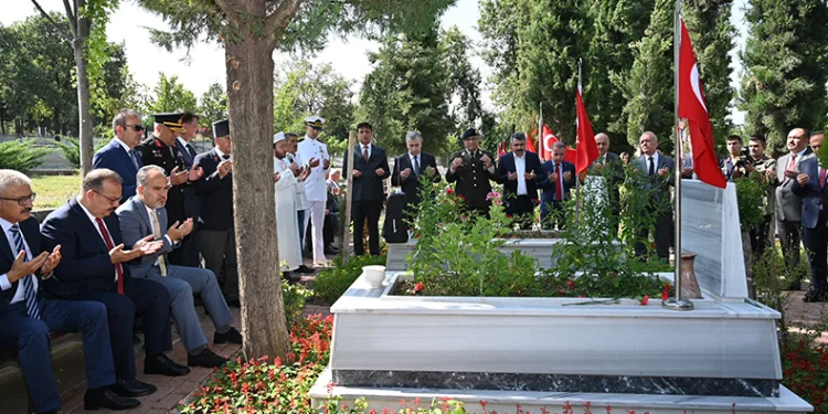 Bursa’daki şehitliklerde duygusal anma