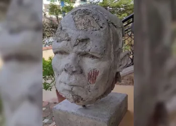 Depremi yansıtan moloz parçalı heykel