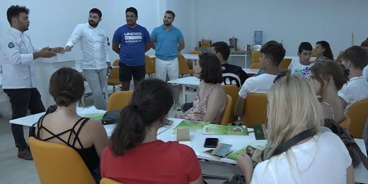 Erasmus öğrencileri Bursa’da tarhana yapmayı öğrendi