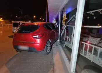 Direksiyonda sızdı, otomobiliyle dükkana daldı