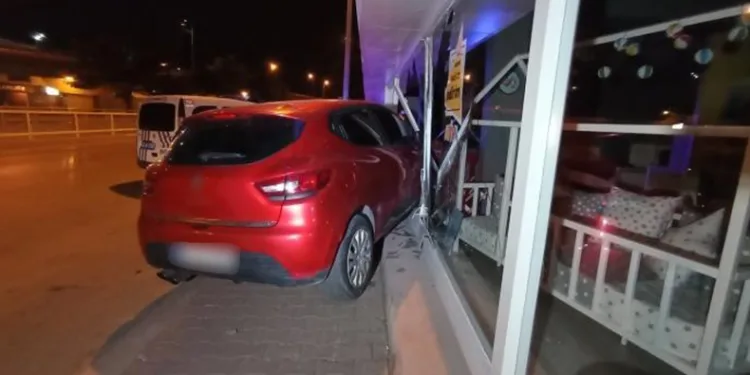 Direksiyonda sızdı, otomobiliyle dükkana daldı