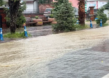 Sağanak su baskınlarına yol açtı