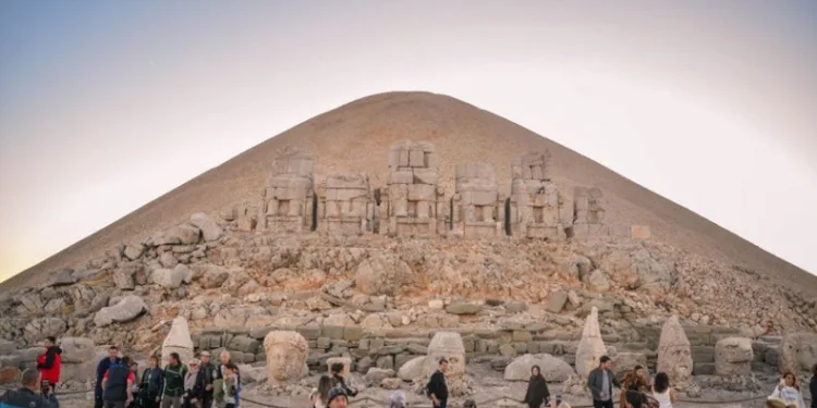 Nemrut Dağı’na ziyaretçi akını
