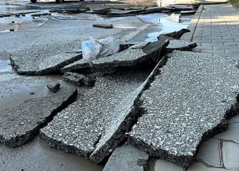 Sel suları asfaltı yerinden söktü