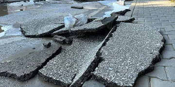 Sel suları asfaltı yerinden söktü