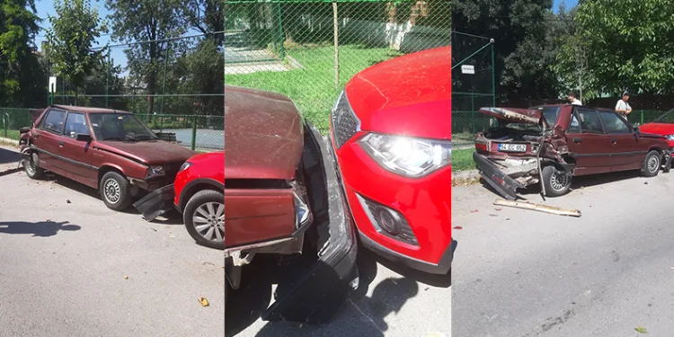Yolcu minibüsü park halindeki otomobile çarptı