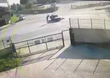 Motosiklet sürücüsü havada takla attı